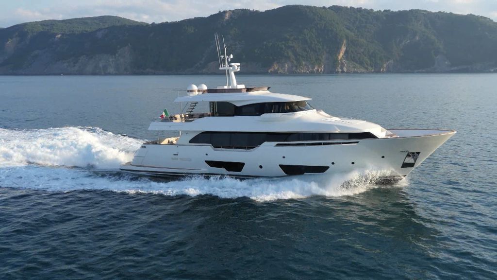 The Boat Show | Ferretti Custom Line Navetta 28