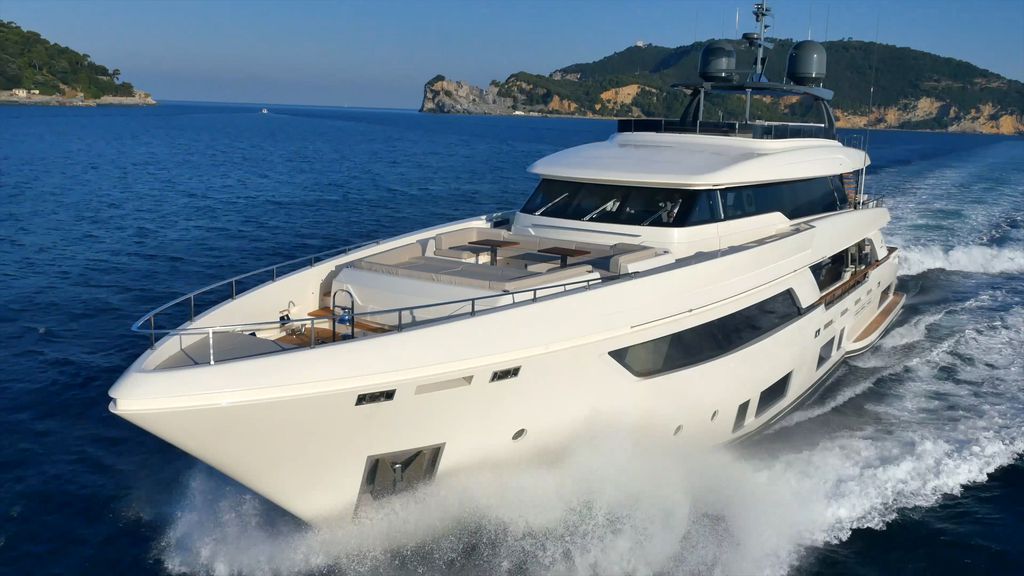 The Boat Show | Ferretti Custom Line Navetta 37